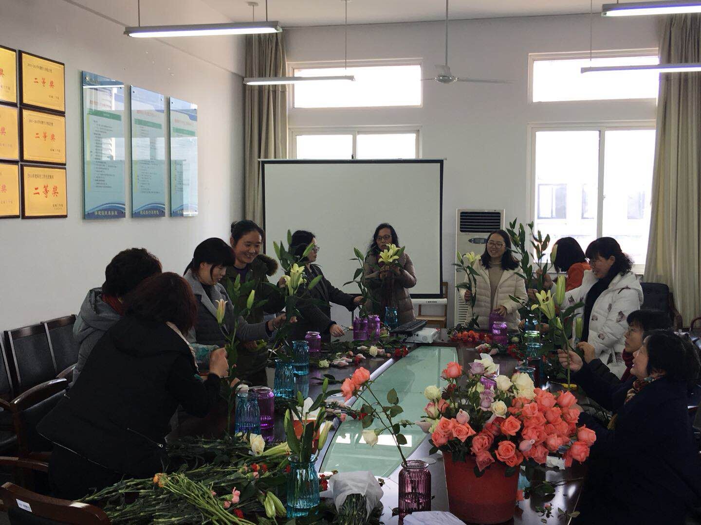 世界菠菜公司排名女教师上得了讲堂,做得了科研,插得了花,棒棒哒! 世界菠菜公司排名女教师上得了讲堂,做得了科研,插得了花,棒棒哒!